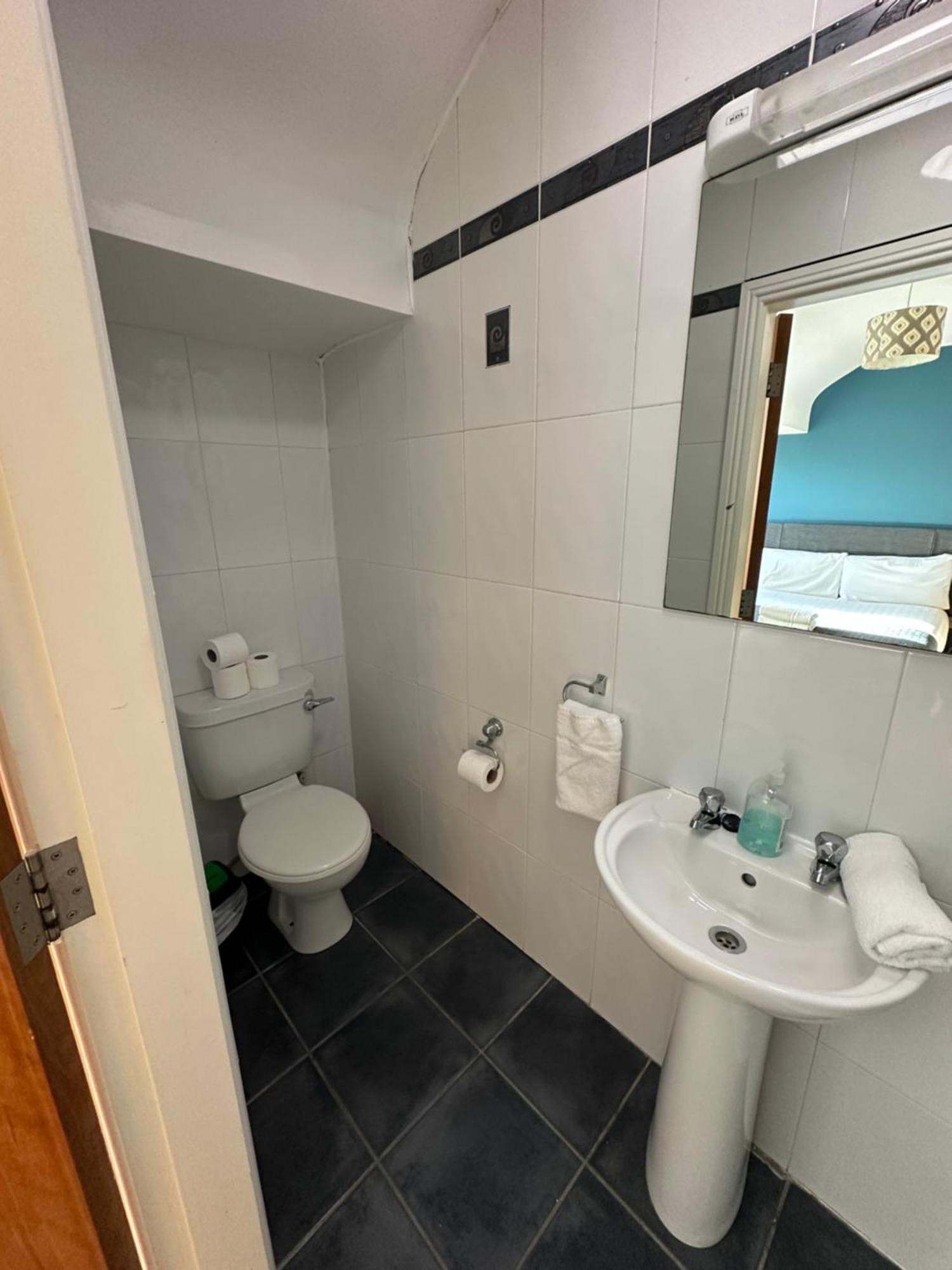 Waterlane Apartments Голуей Екстериор снимка