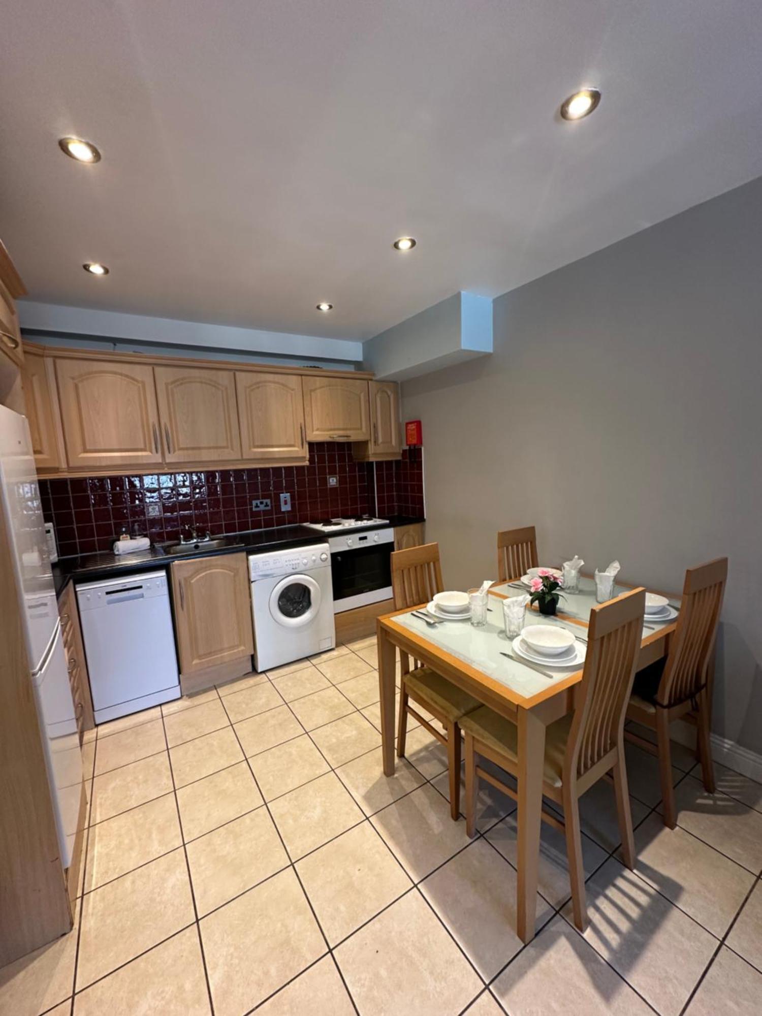 Waterlane Apartments Голуей Екстериор снимка