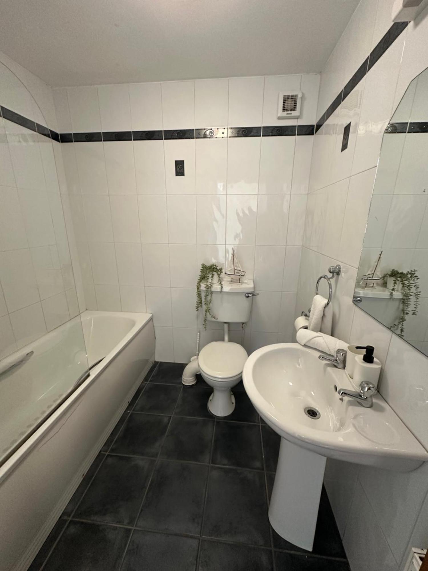 Waterlane Apartments Голуей Екстериор снимка