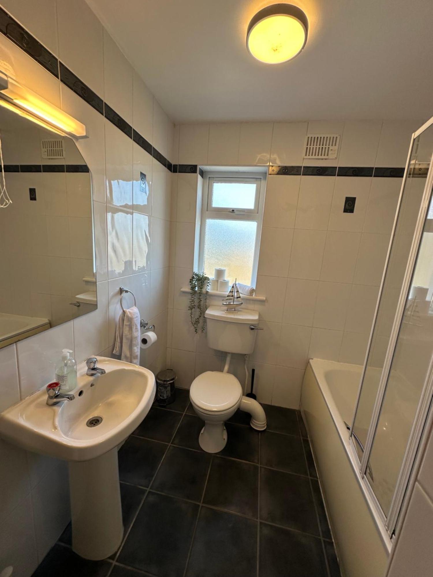 Waterlane Apartments Голуей Екстериор снимка